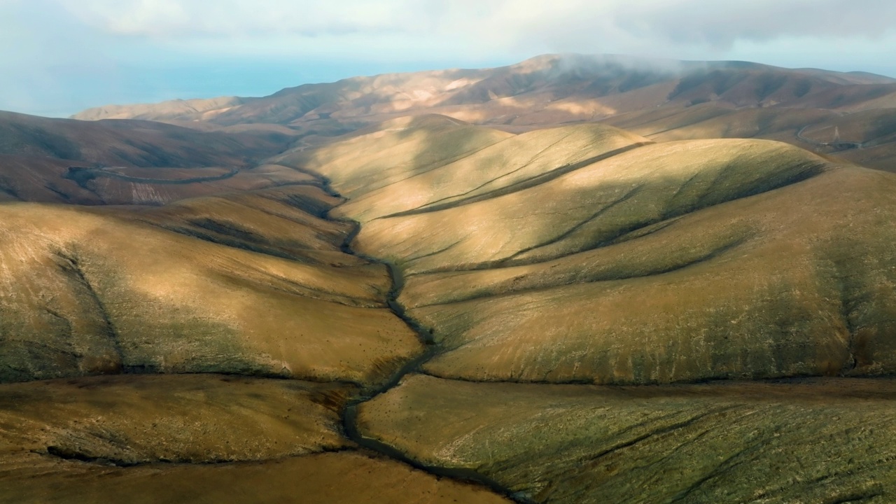 富埃特文图拉山脉的俯视图。加那利群岛与大西洋相接视频素材