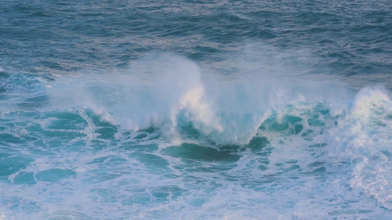 海浪拍打海岸的慢动作无人机视频。大西洋视频素材