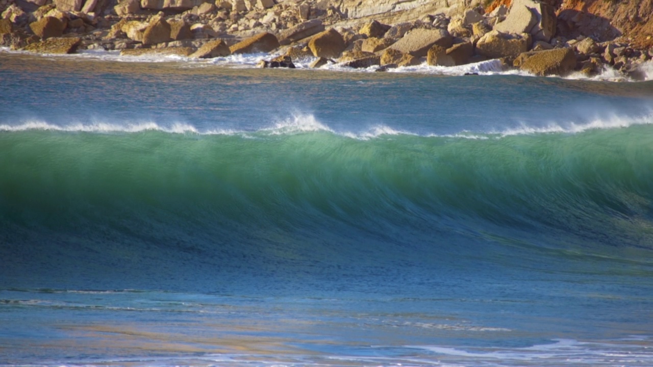 海浪拍打海岸的慢动作无人机视频。大西洋视频素材