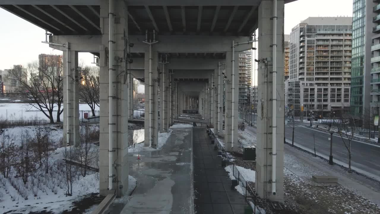 冬季无人机通过高速公路视频下载