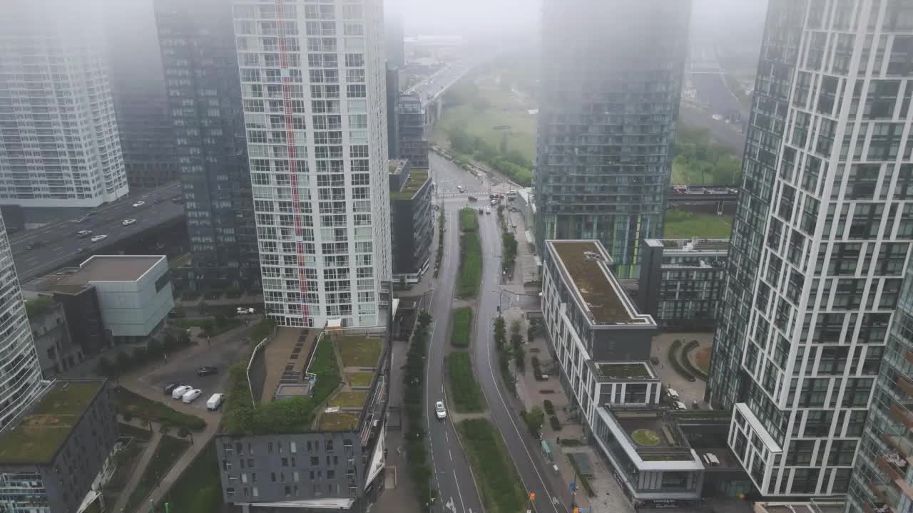雾蒙蒙的多伦多，俯瞰现代建筑视频下载