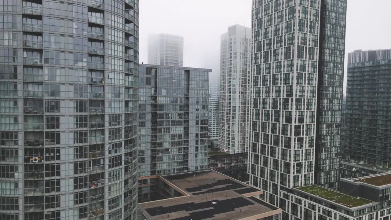 雾蒙蒙的多伦多，俯瞰现代建筑视频下载