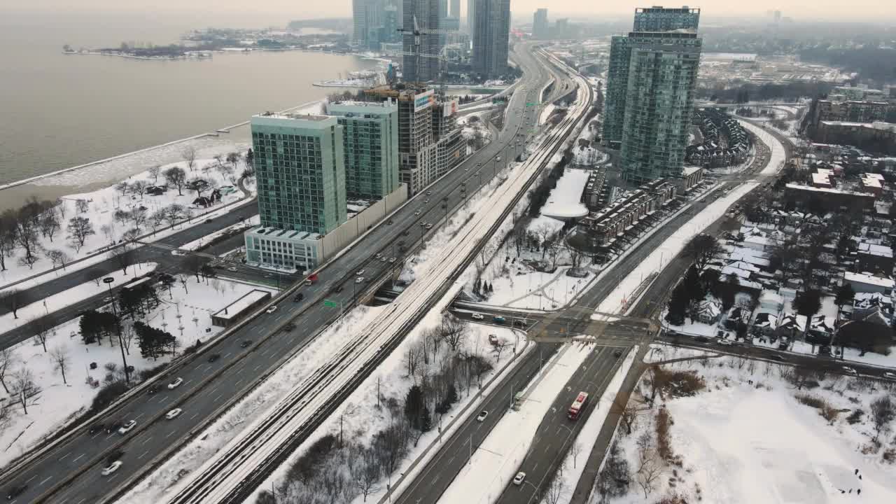冰封大都市的现代高速公路视频下载