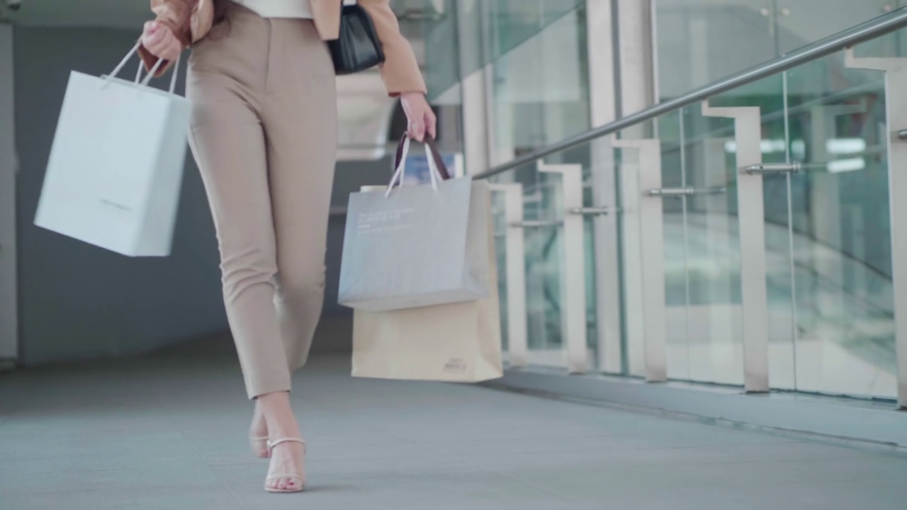 亚洲妇女走在购物中心购物袋视频下载