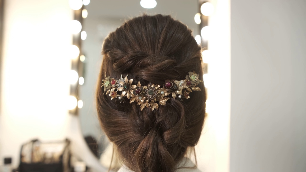 完美的新娘发型与优雅的发饰。视频下载