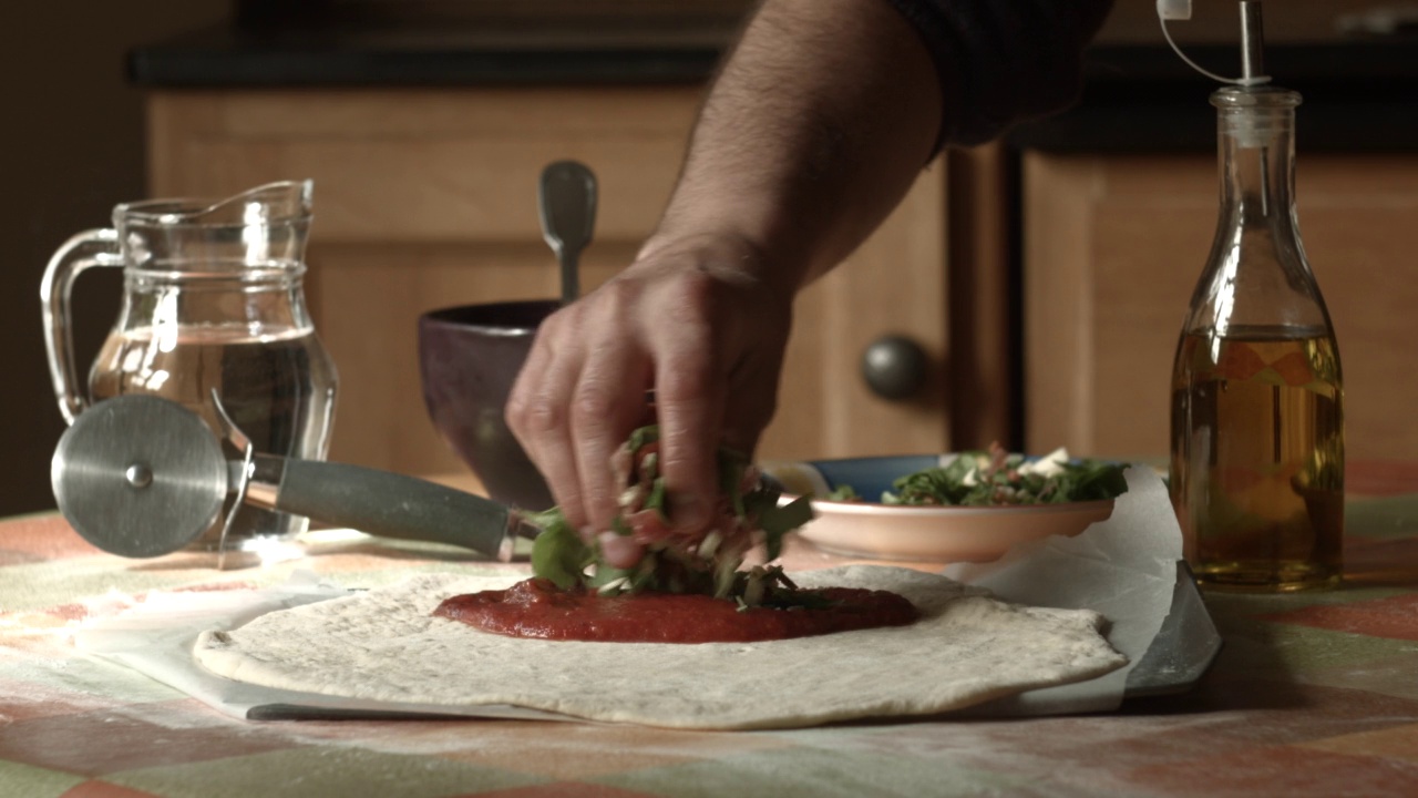 用所有烘焙原料制作披萨和面包。意大利文化和家庭烘焙视频素材