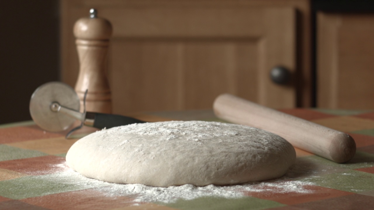 用所有烘焙原料制作披萨和面包。意大利文化和家庭烘焙视频素材