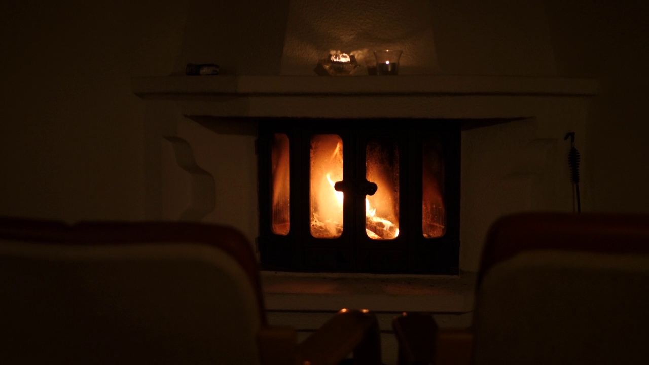 壁炉与蜡烛之间的椅子，舒适和浪漫，倾斜视频下载