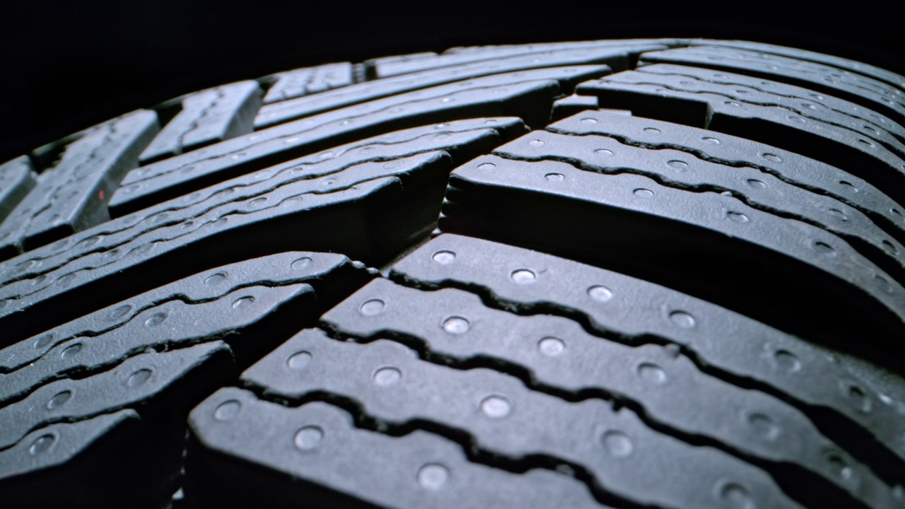 SLO MO沿着一个新汽车轮胎的表面视频下载