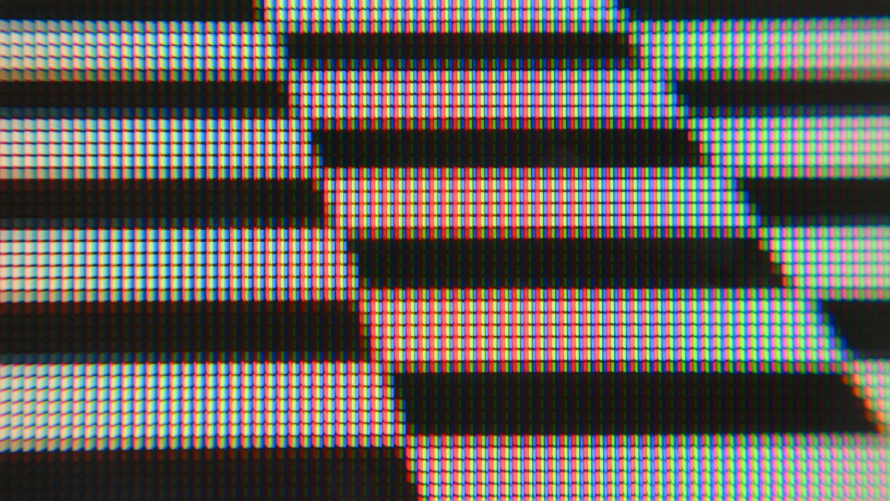 黑白条纹在绿色、蓝色和红色矩形的网格中移动。视频素材