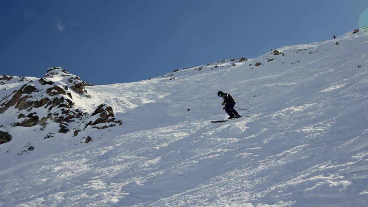 户外冬季运动与老年人高山滑雪视频素材
