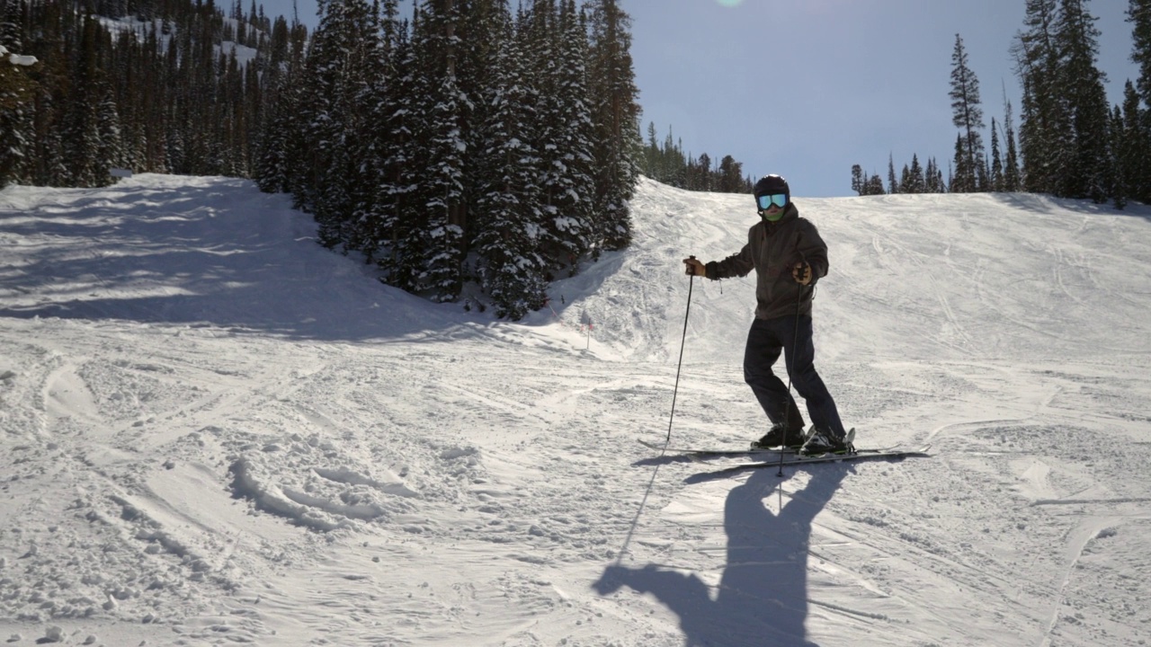 户外冬季运动高年级高山滑雪视频素材