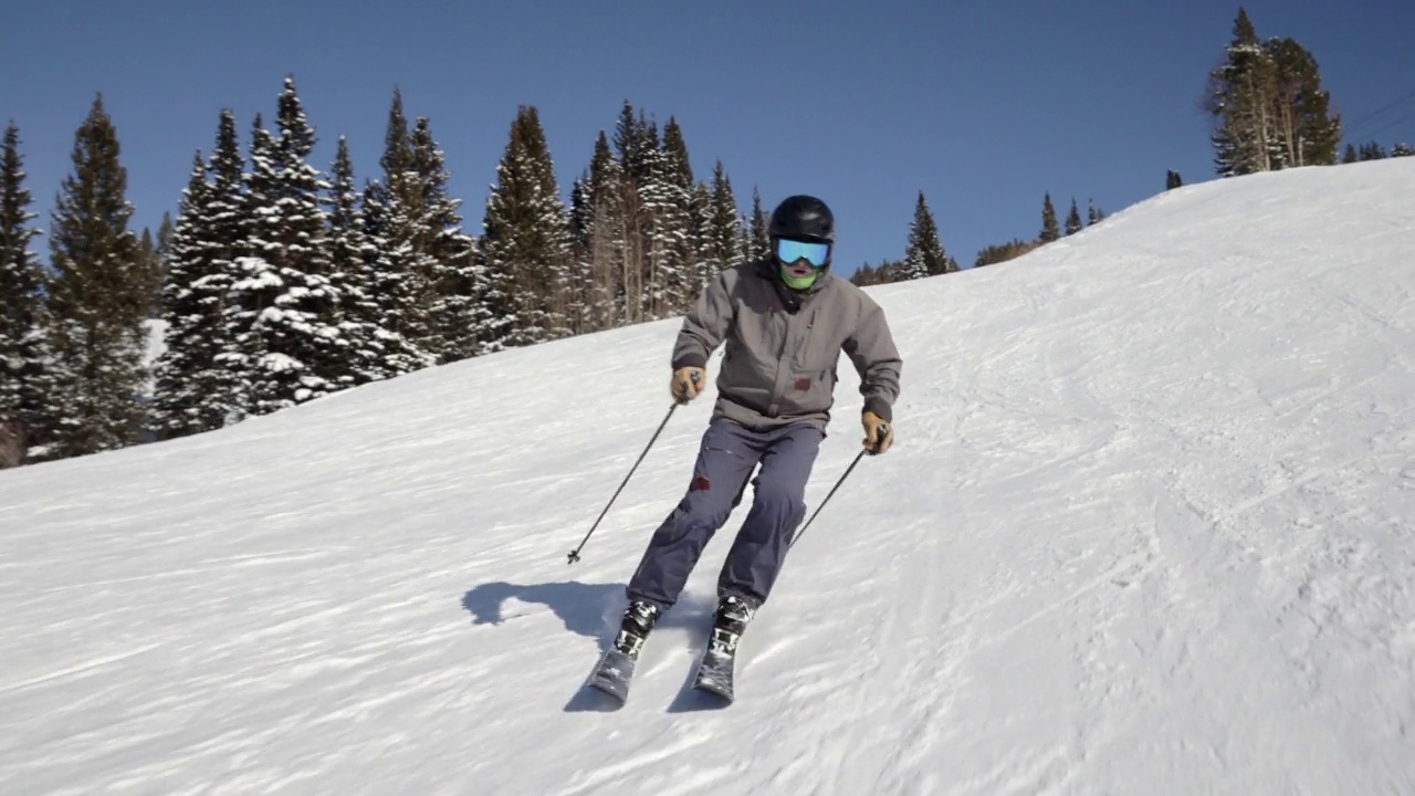 户外冬季运动高年级高山滑雪视频下载