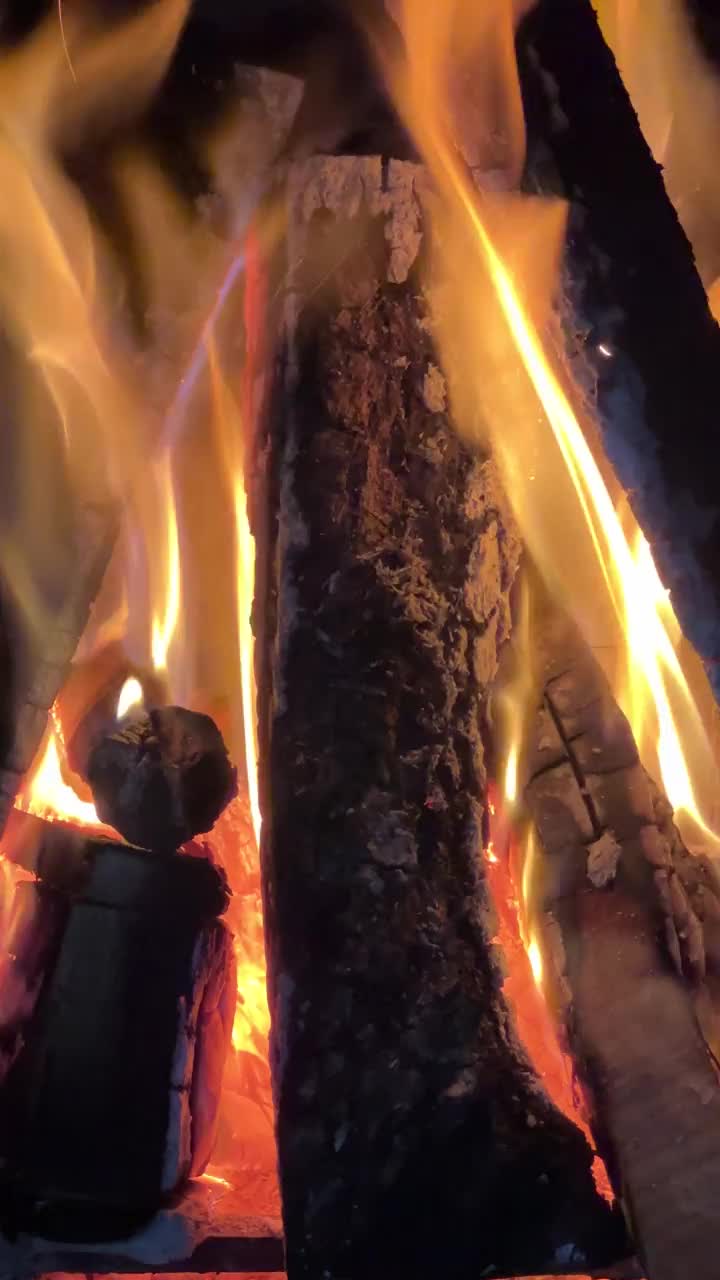 木头上的火焰的特写镜头视频素材