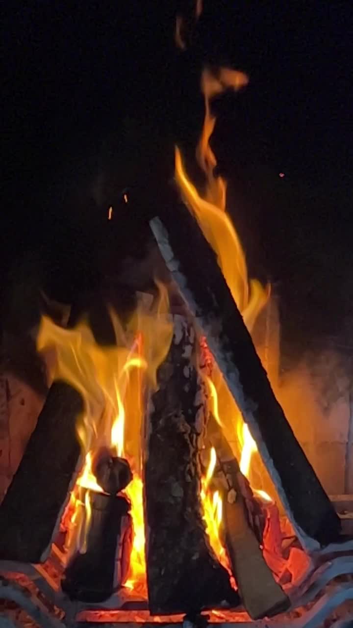 浪漫的壁炉与燃烧的木材的侧视图视频素材