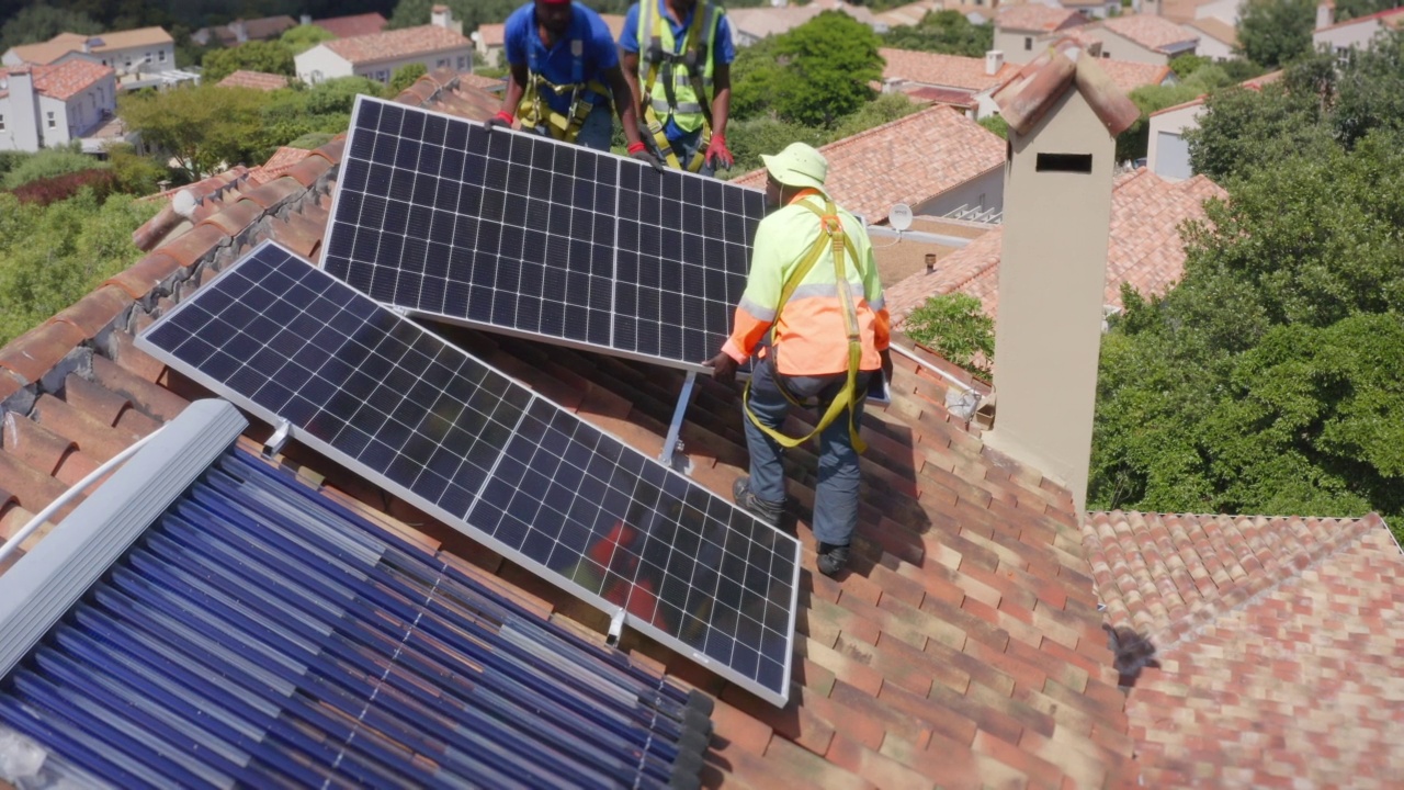 太阳能电池板安装在屋顶上的4k无人机镜头视频下载
