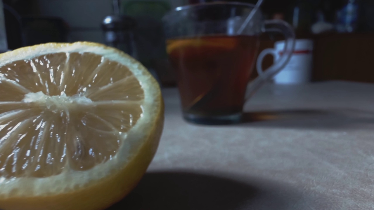 柠檬和茶在透明的杯子。视频素材