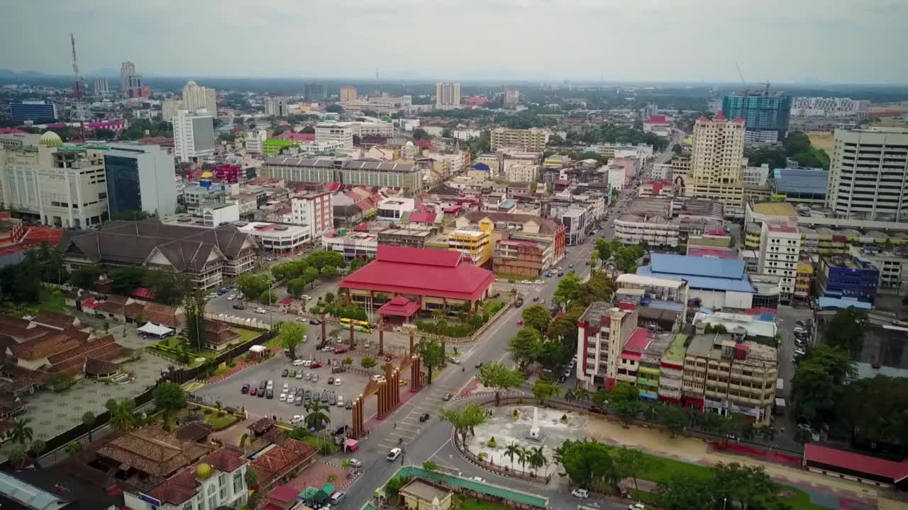 一架无人机飞过马来西亚的Bharu市视频下载