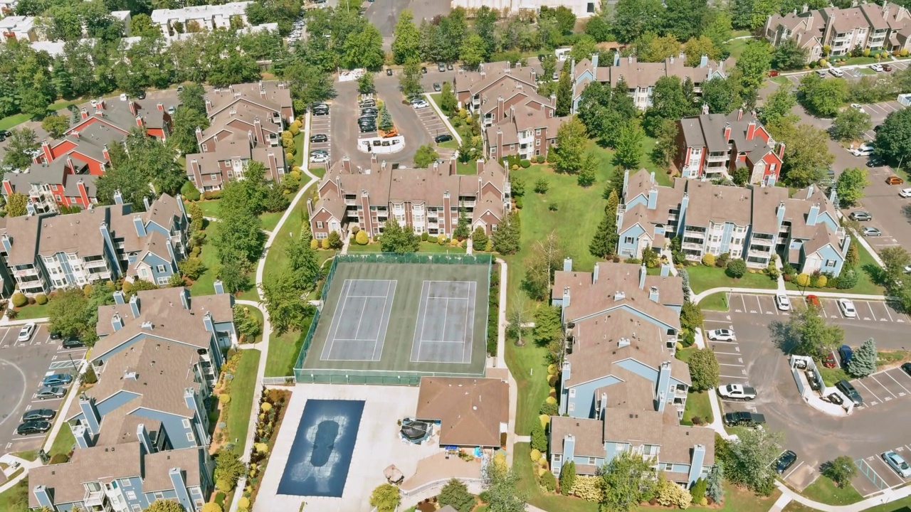 俯瞰美国新泽西州东布伦瑞克的住宅公寓大楼的全景视频下载