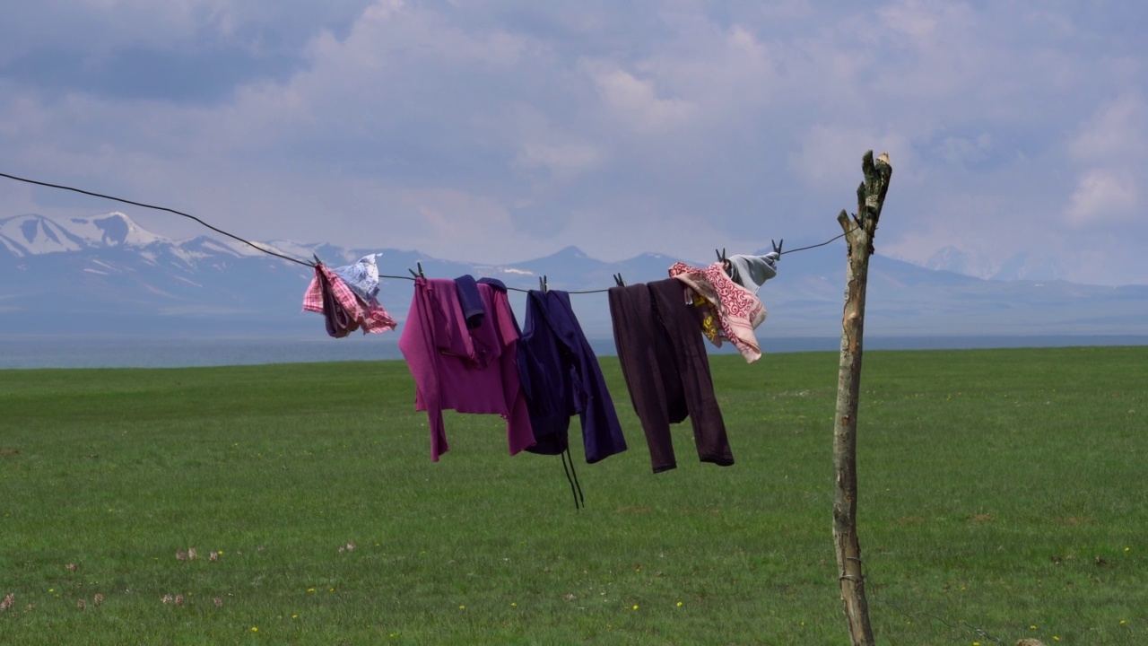 吉尔吉斯斯坦宋科尔湖，当地人悬挂的衣服。视频素材
