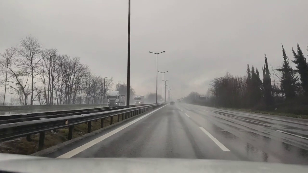 在下雪的路上开车视频素材