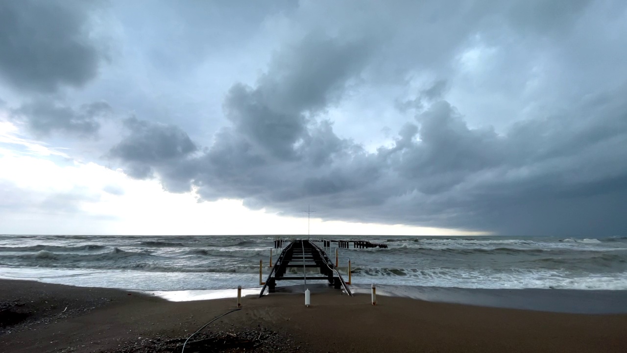 暴风雨的海面和废弃的码头视频素材
