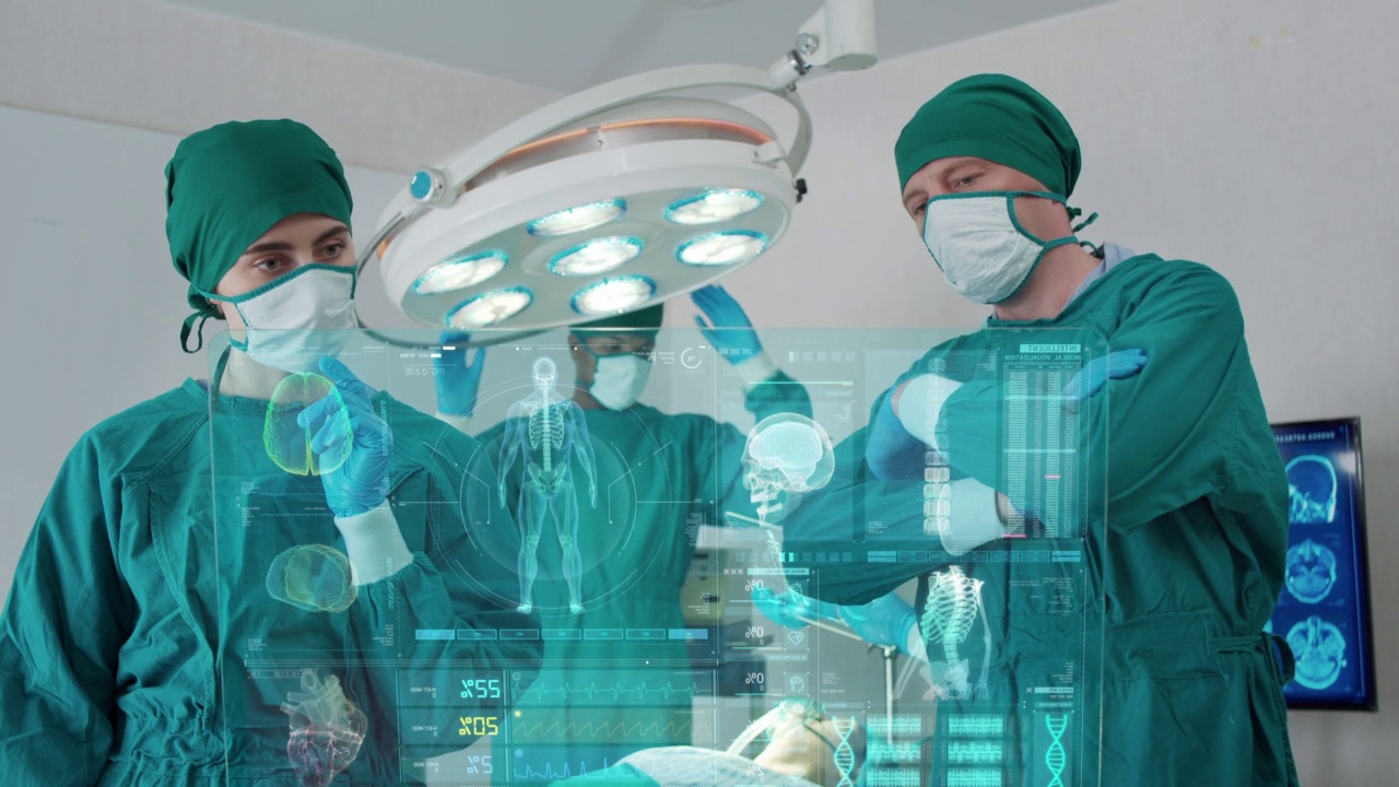 外科医生团队采用全息图现代虚拟屏幕在手术室进行手术，AR增强现实技术在医院医疗保健。视频素材