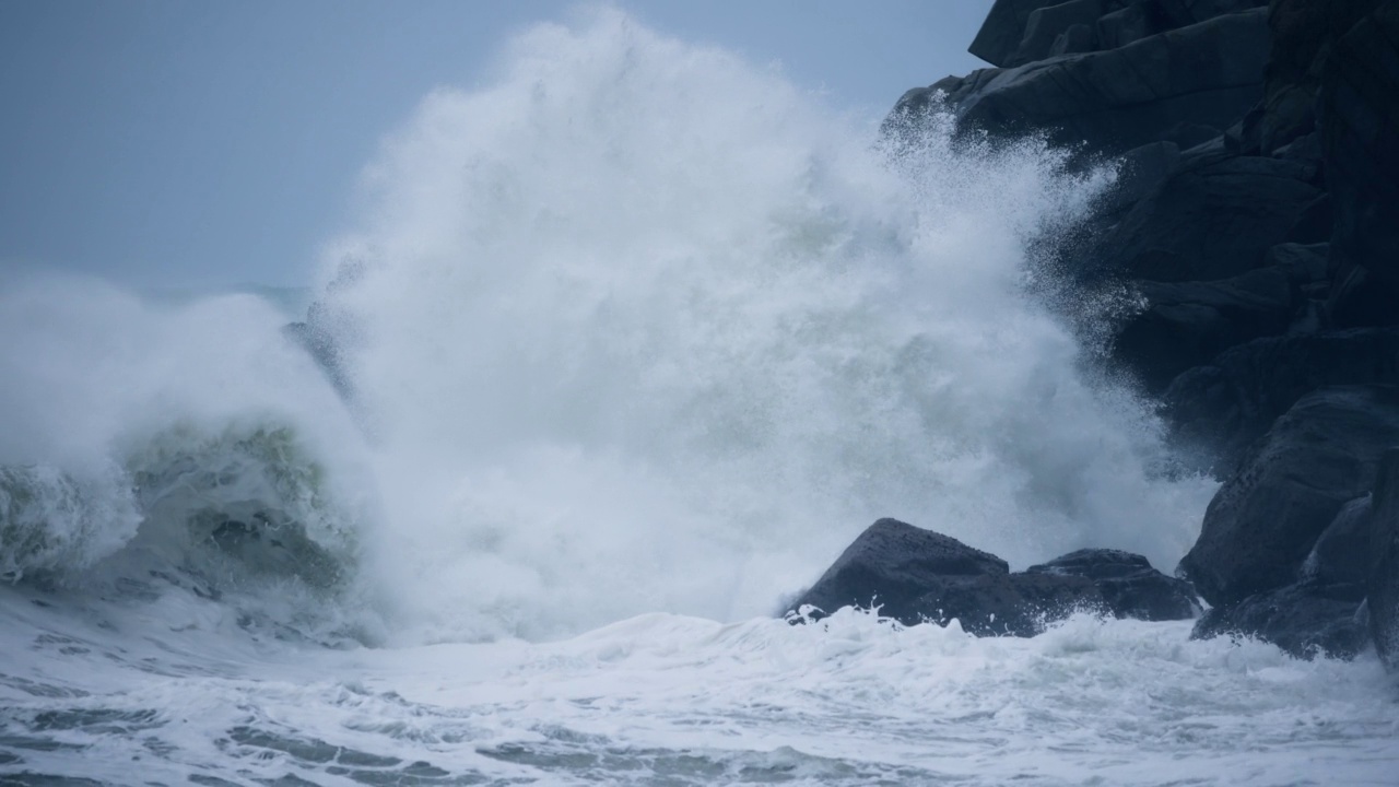 海浪涌向岩石视频下载