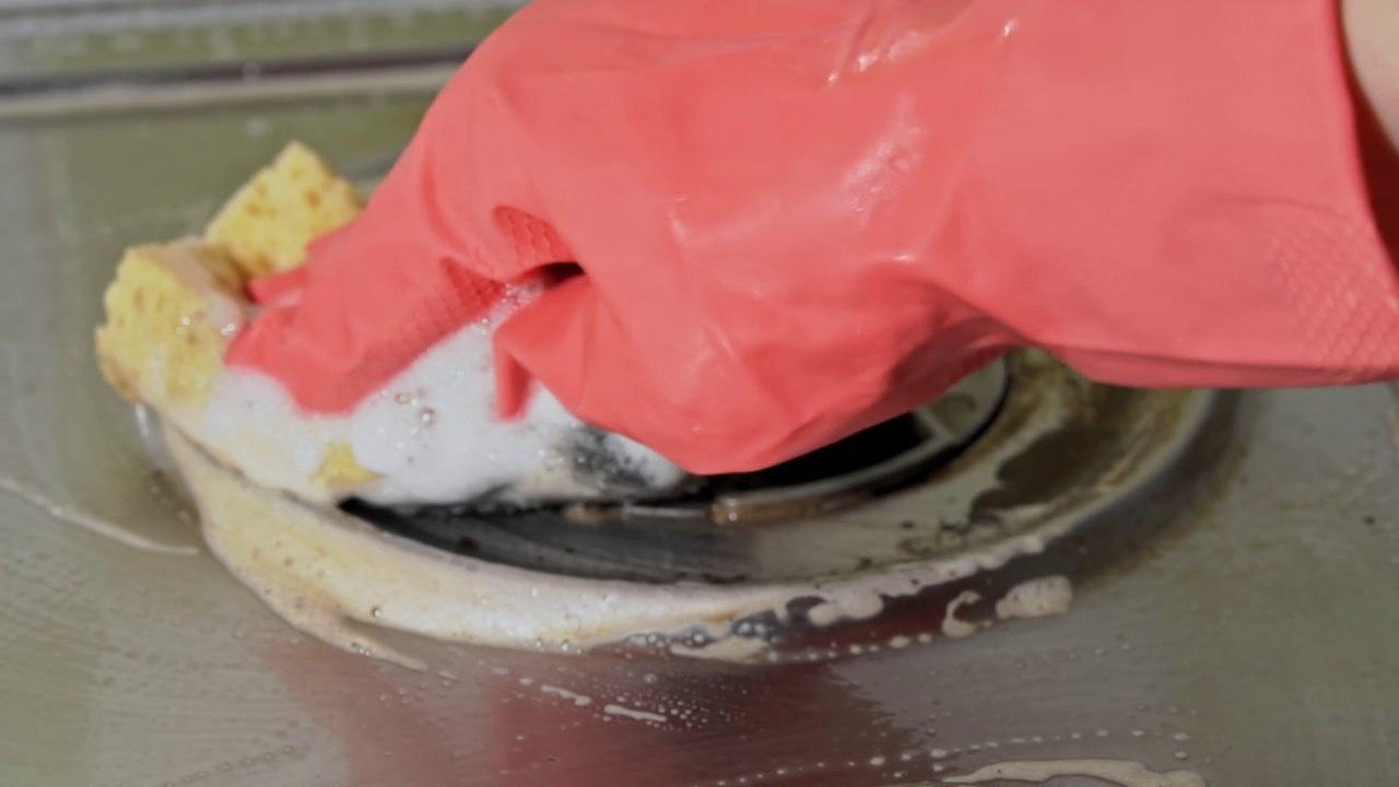 戴着手套的主妇正在用毛巾清洗煤气炉的脏表面视频下载