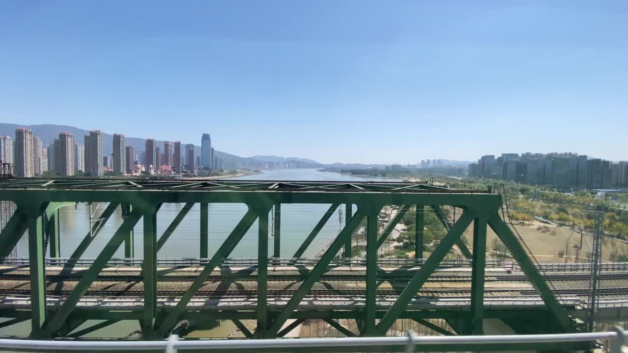 中国福建，高铁穿过城市高架桥，窗外城市风光视频下载