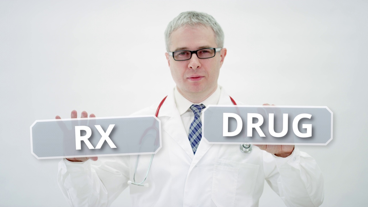 医生手里拿着RX药物文本视频下载