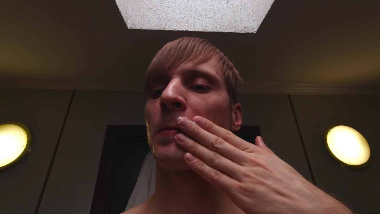 男士在脸上涂面霜视频素材