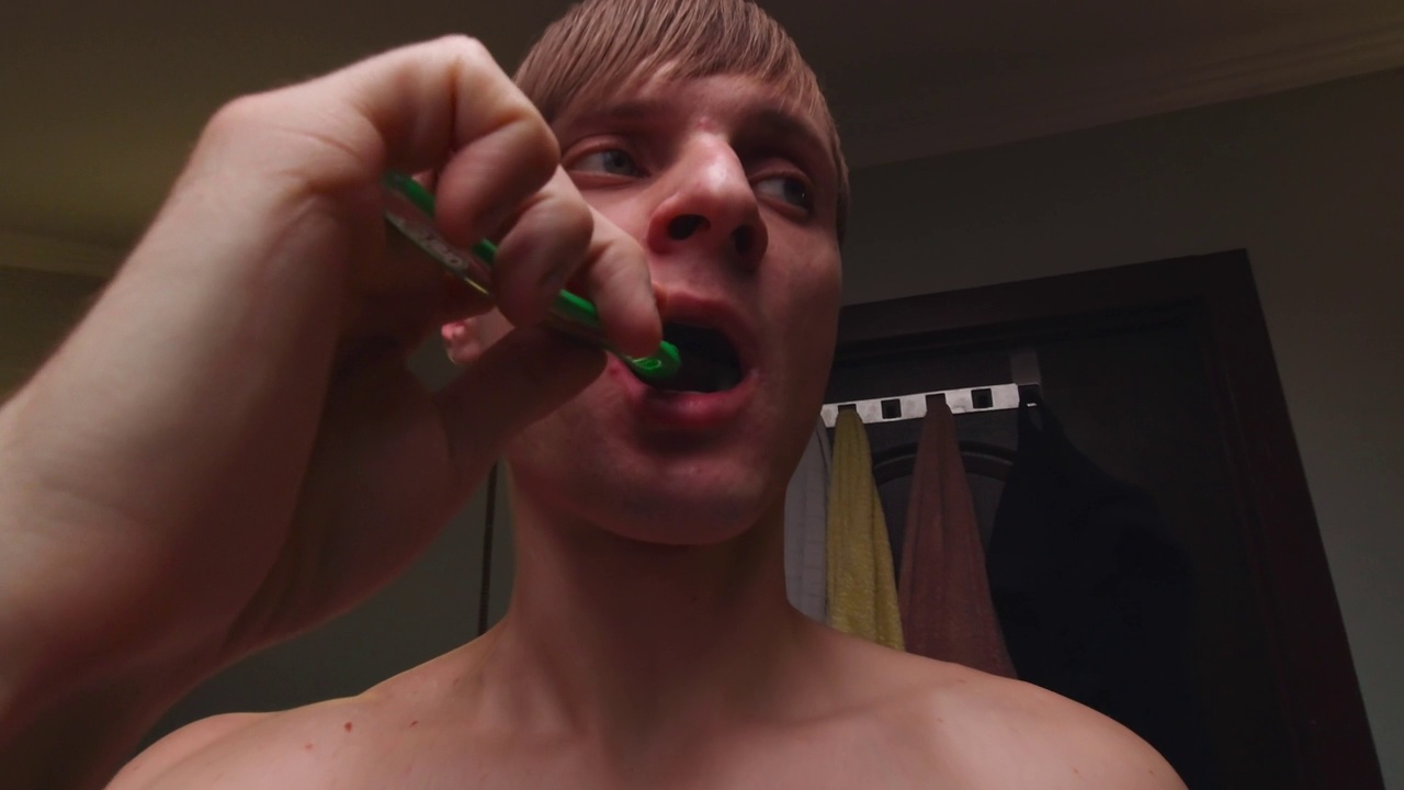 男子刷牙视频素材