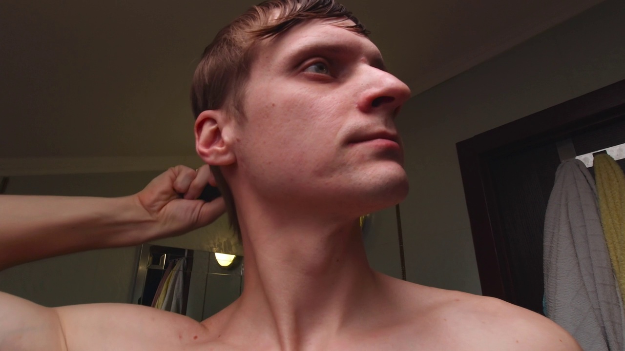 男子梳理头发的慢动作视频素材