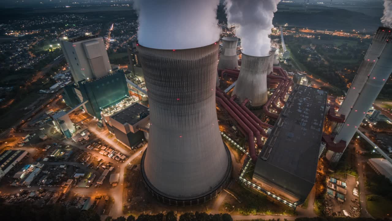 夜间燃煤发电站的鸟瞰图视频素材