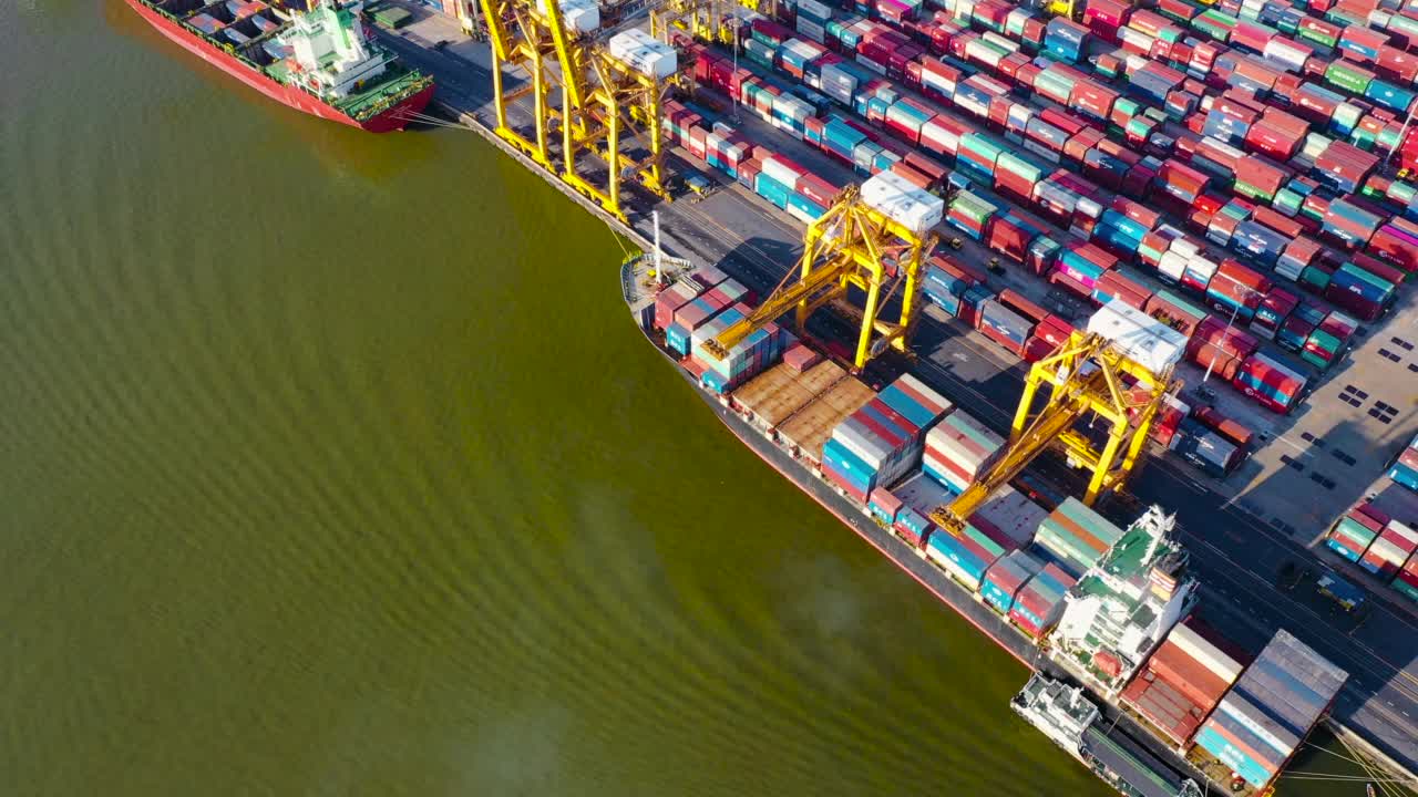 集装箱和船舶的物流港口鸟瞰图视频下载