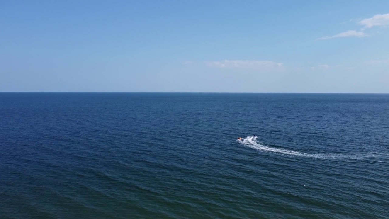 水上滑板车在水面上高速行驶视频下载
