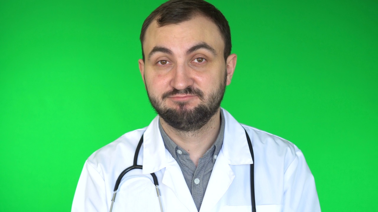 医生男人生病和咳嗽。绿色屏幕背景，色度键。视频下载