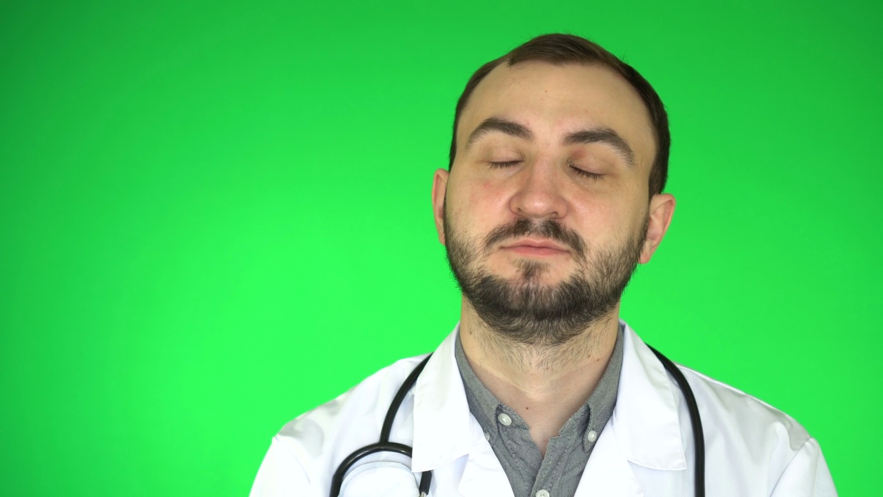 疲倦的医生正在打哈欠。绿色屏幕背景，色度键。视频下载