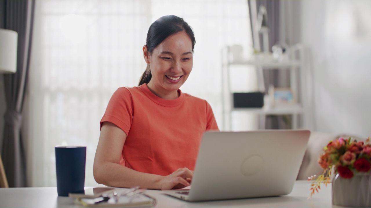 亚洲妇女在家里使用笔记本电脑视频素材