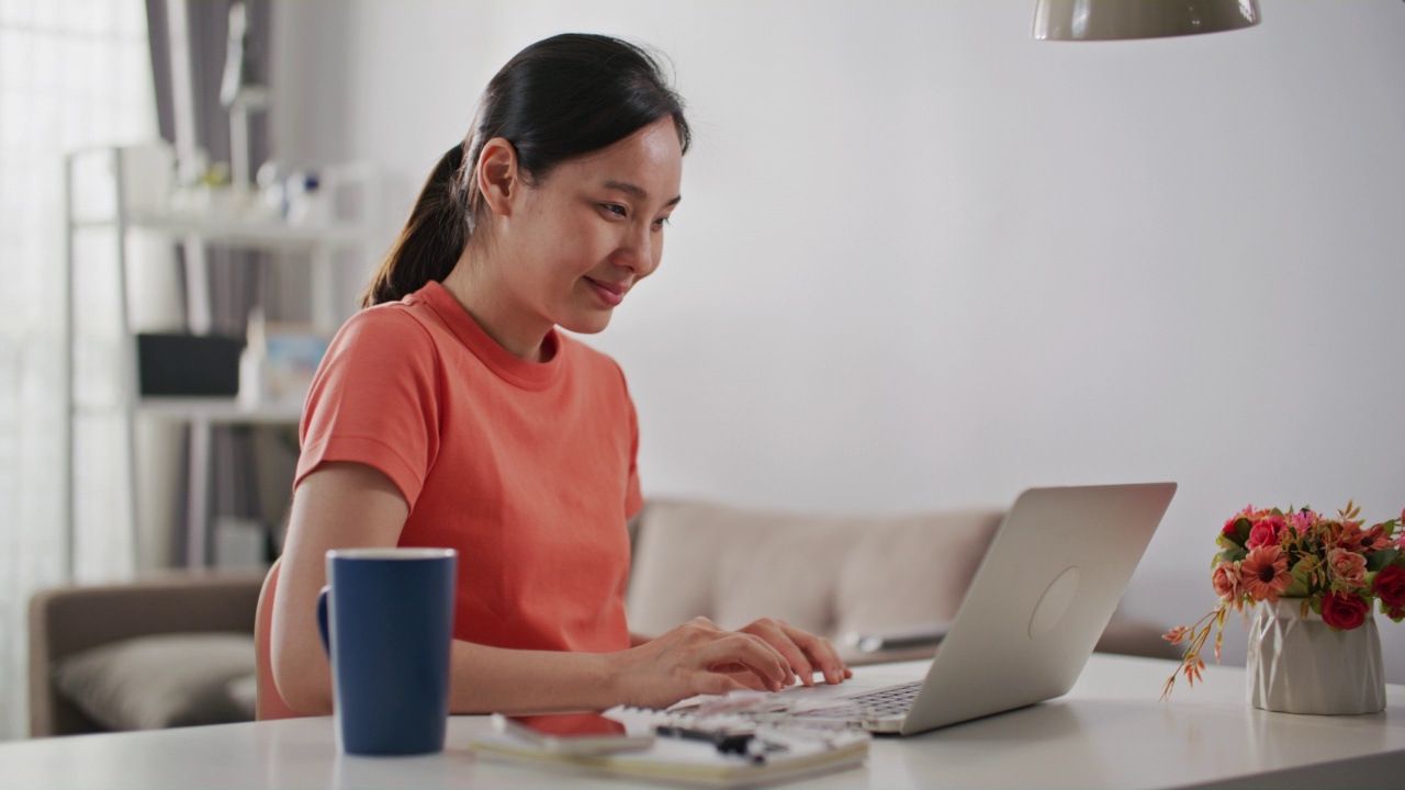 亚洲妇女在家里使用笔记本电脑视频素材