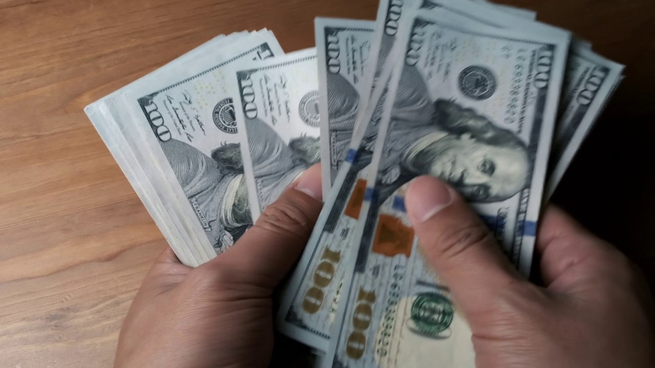 男性数美元钞票的手。收入与经营理念。视频下载
