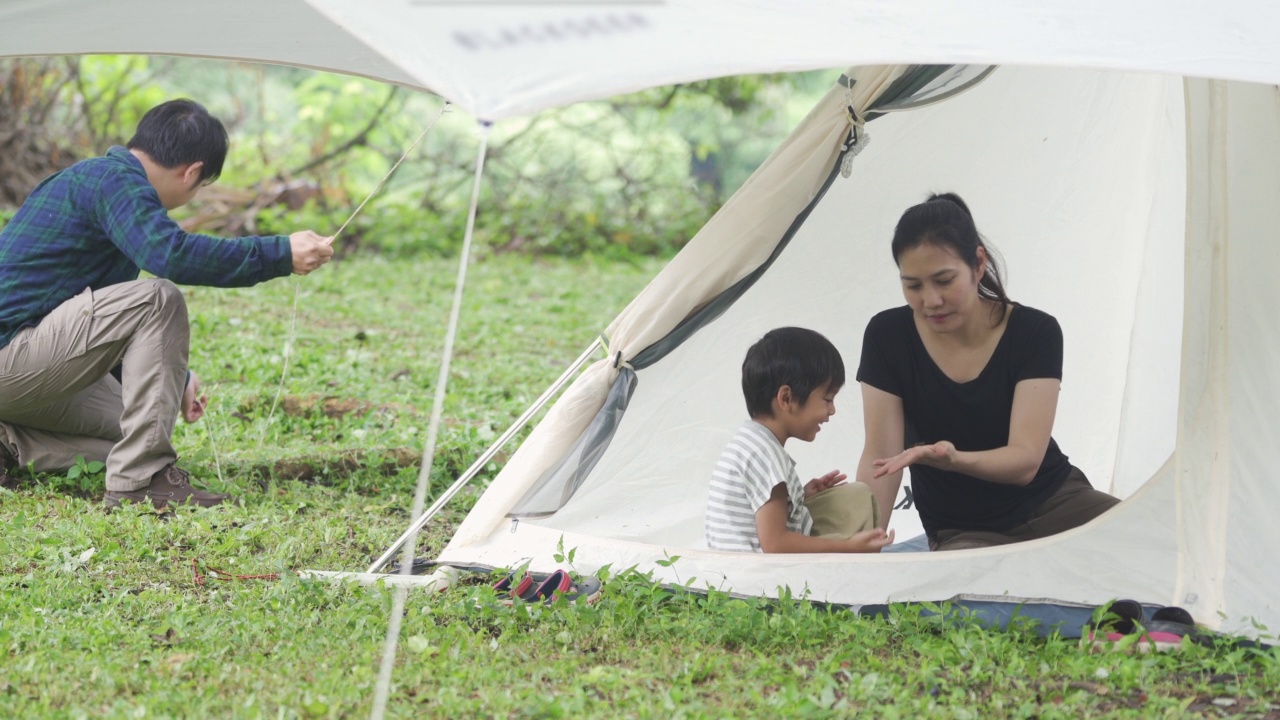 亚洲男性露营者准备帐篷与他的家人视频下载