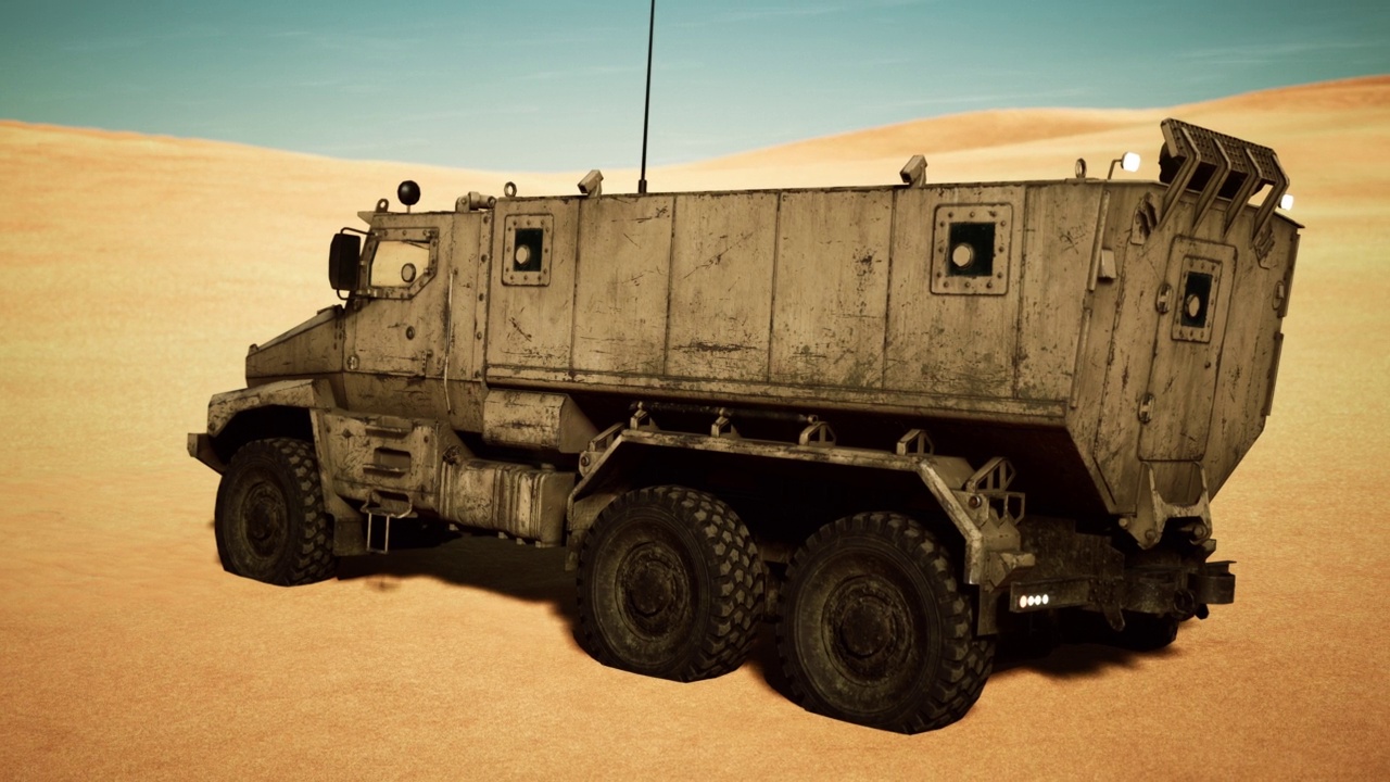 沙漠中的装甲军用卡车视频素材