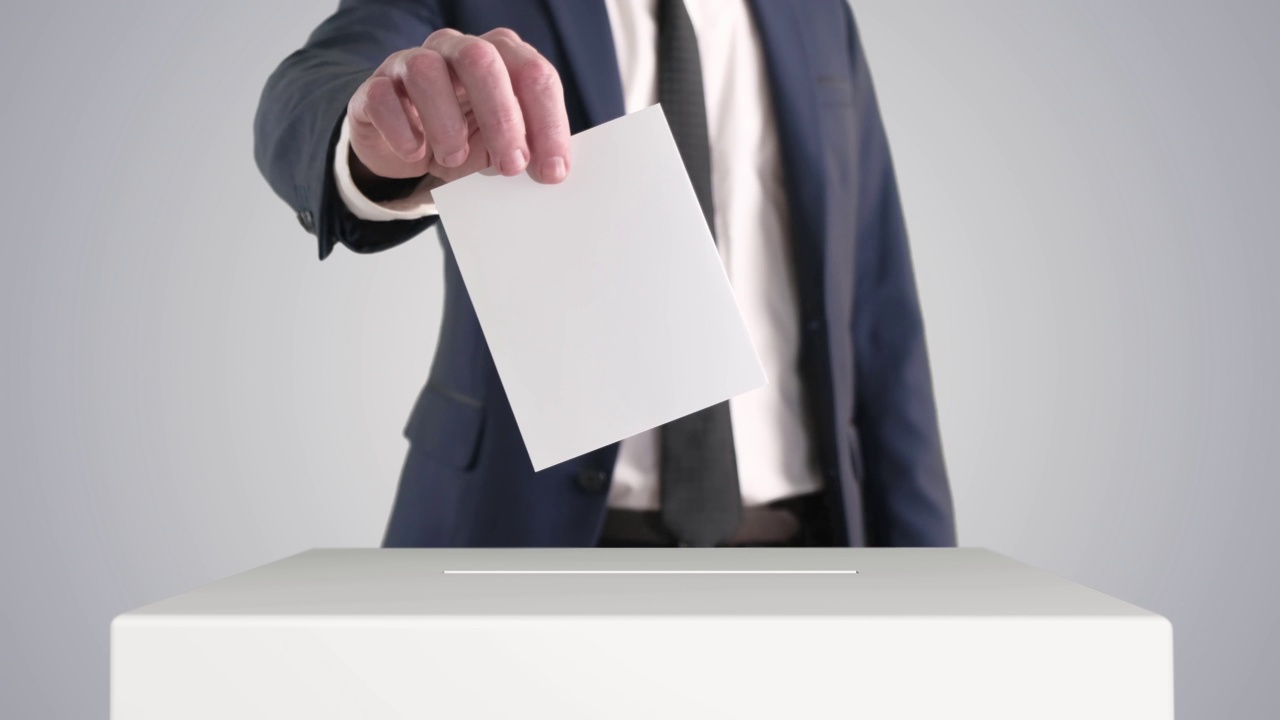 投票。男子将选票投进投票箱。视频下载