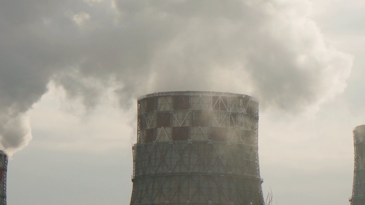 城市环境和空气污染。抽烟的工业区工厂烟囱。近距离视频素材