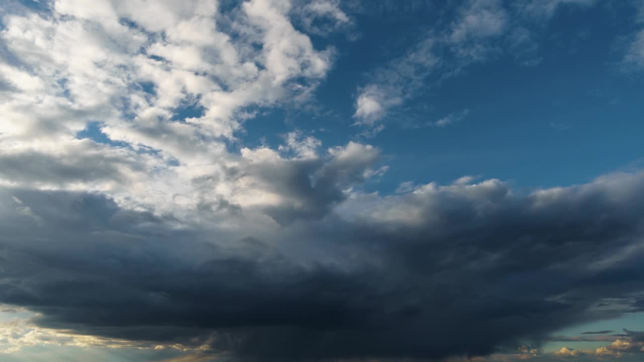 背景黑暗戏剧性的天空与风暴云时间间隔前，下雨或下雪，极端天气视频素材