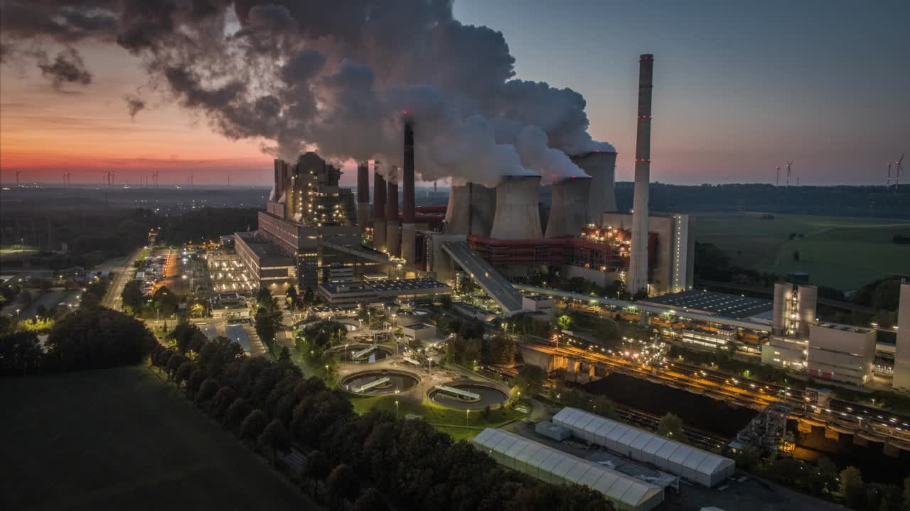 现代燃煤电厂鸟瞰图视频素材