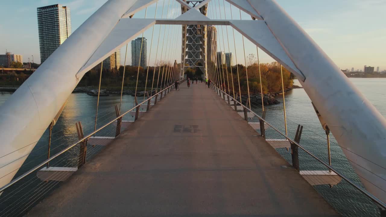 现代大桥的鸟瞰图视频下载