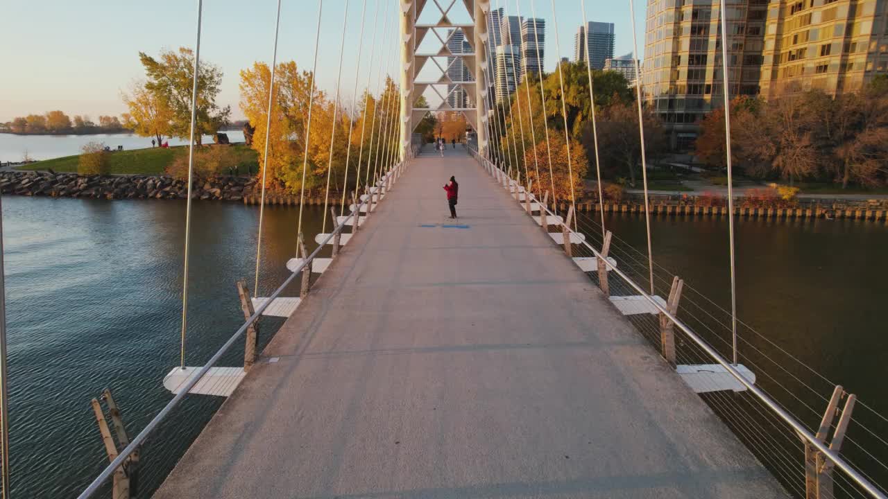 现代桥的鸟瞰图视频下载